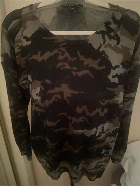 Rock & Republic Camo lightweight pullover